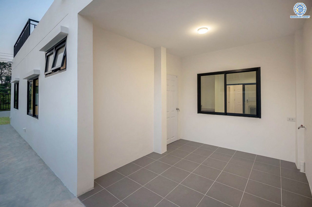 บ้านมือสองตกแต่งใหม่ ตกแต่งสไตล์ Nordic โครงการ กฤษดานคร18 บรมราชชนนี-พุทธมณฑลสาย3  เนื้อที่ 60 ตร.ว. บนพื้นที่ใช้สอยมากถึง 322 ตร.ม. อีกระดับของฟังก์ชัน 3 ห้องนอน 3 ห้องน้ำ 1 ห้องอเนกประสงค์ จอดรถได้ 3 คัน บรรยากาศสุด Private บนทำเลศักยภาพเชื่อมต่อหลายเส้นทาง ใกล้เซ็นทรัลปิ่นเกล้า ม.มหิดล และทางด่วน "ศรีรัช"